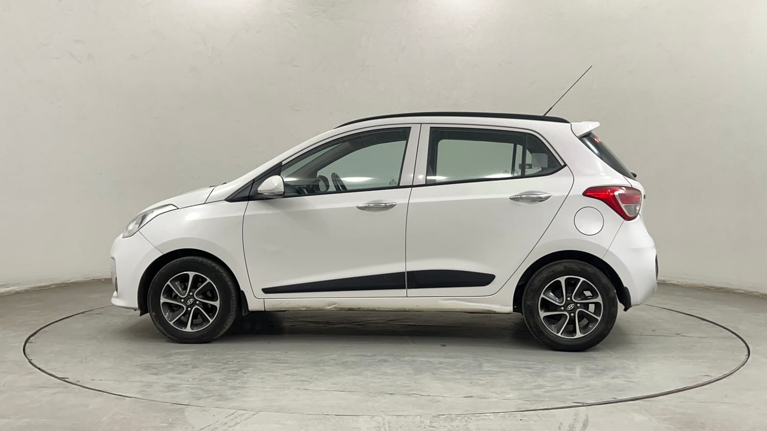 Used 2017 Hyundai Grand i10 Asta 1.2 Kappa VTVT Petrol Manual exterior LEFT SIDE VIEW