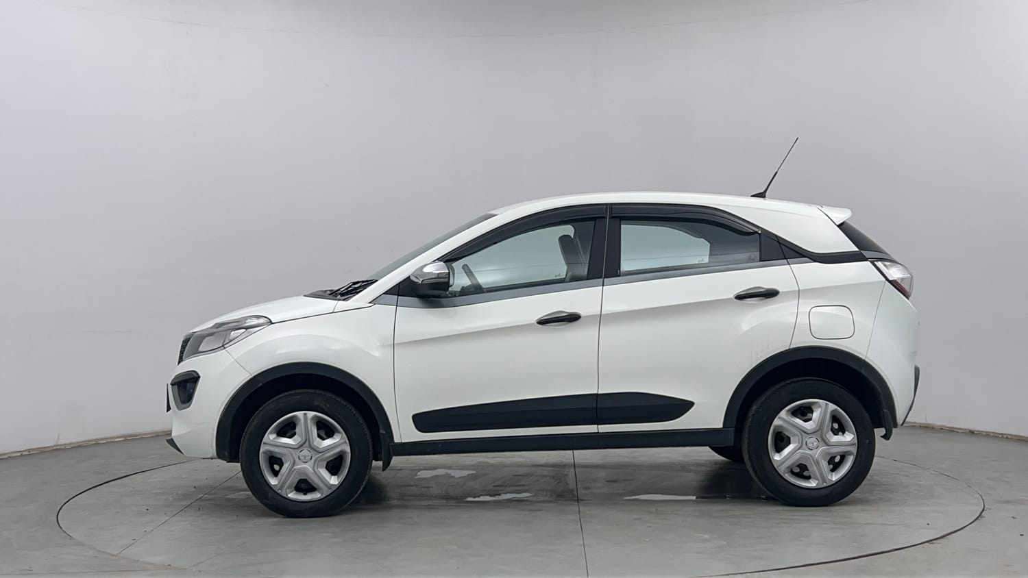 Used 2019 Tata Nexon XM Petrol Manual exterior LEFT SIDE VIEW