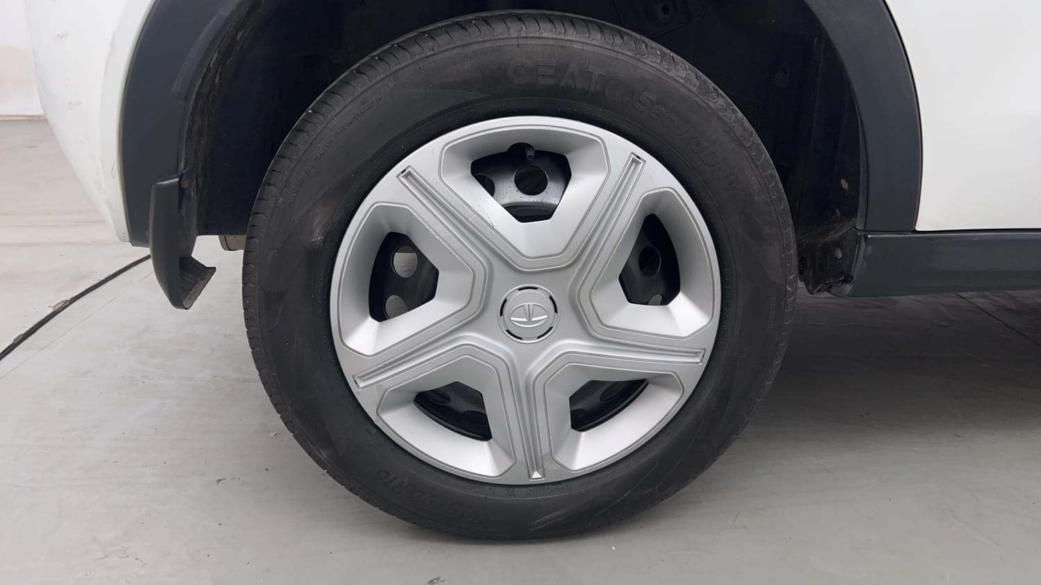 Used 2019 Tata Nexon XM Petrol Manual tyres RIGHT REAR TYRE RIM VIEW