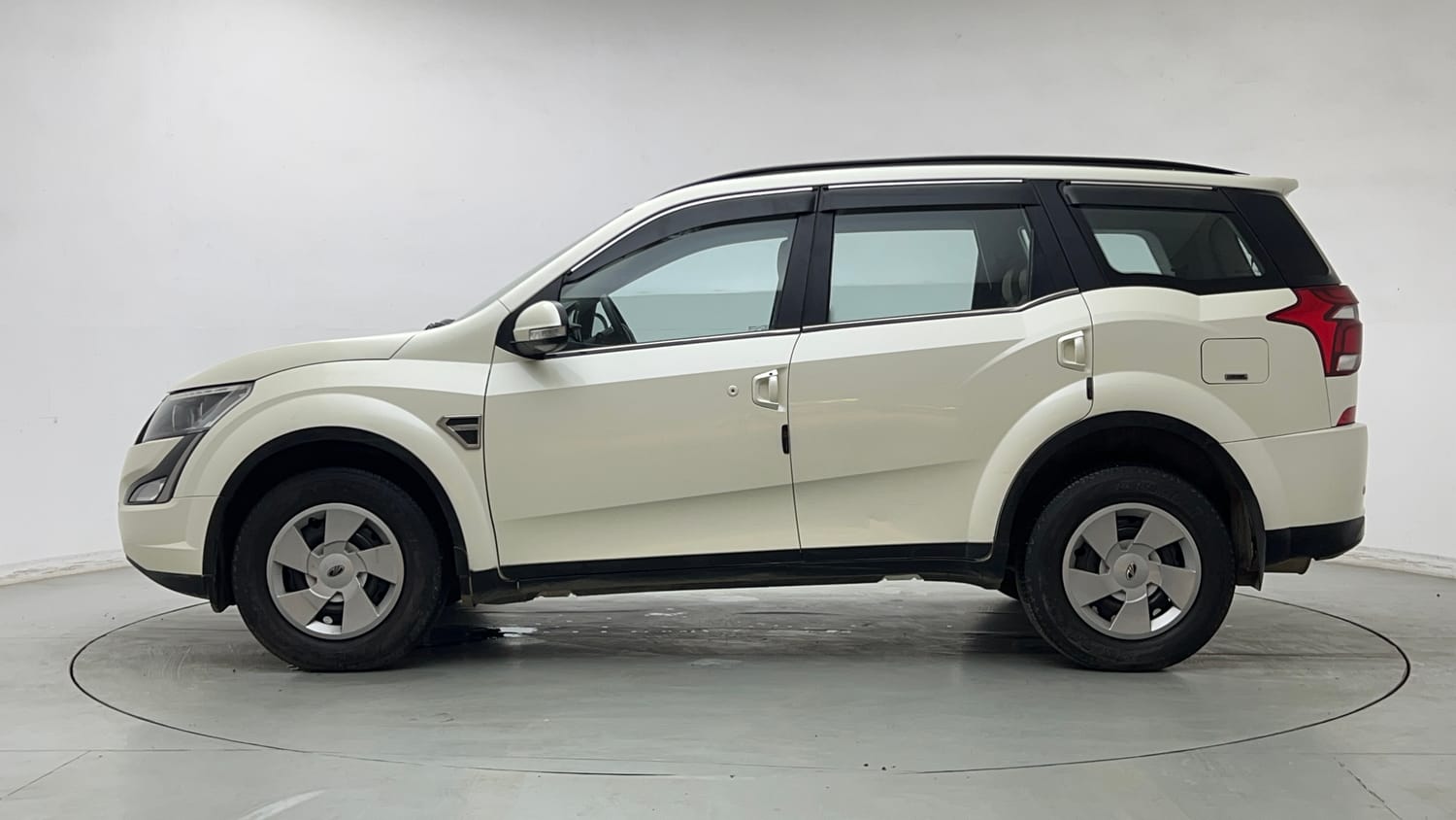 Used 2021 Mahindra XUV500 W7 Diesel Manual exterior LEFT SIDE VIEW