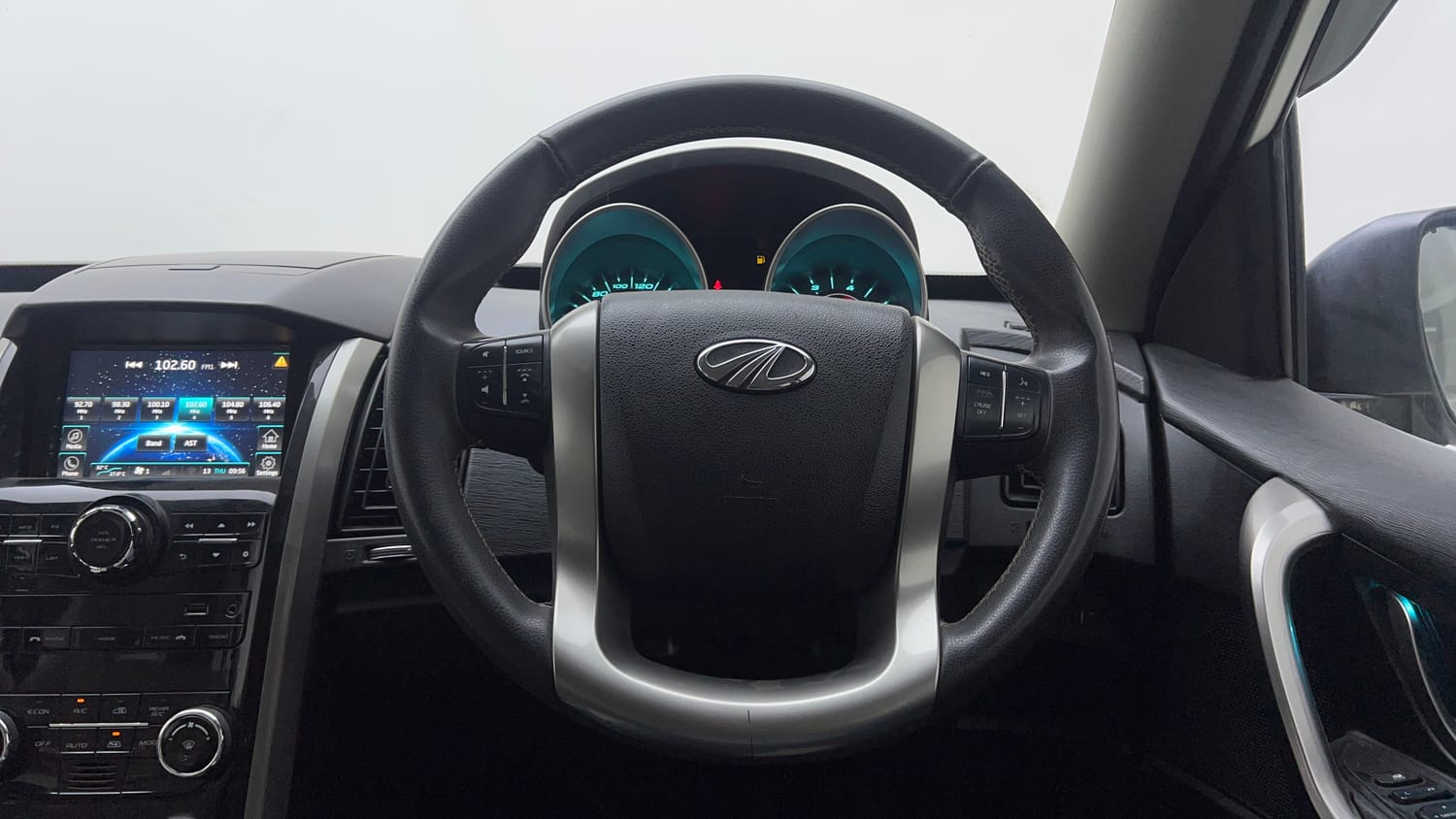 Used 2021 Mahindra XUV500 W7 Diesel Manual interior STEERING VIEW