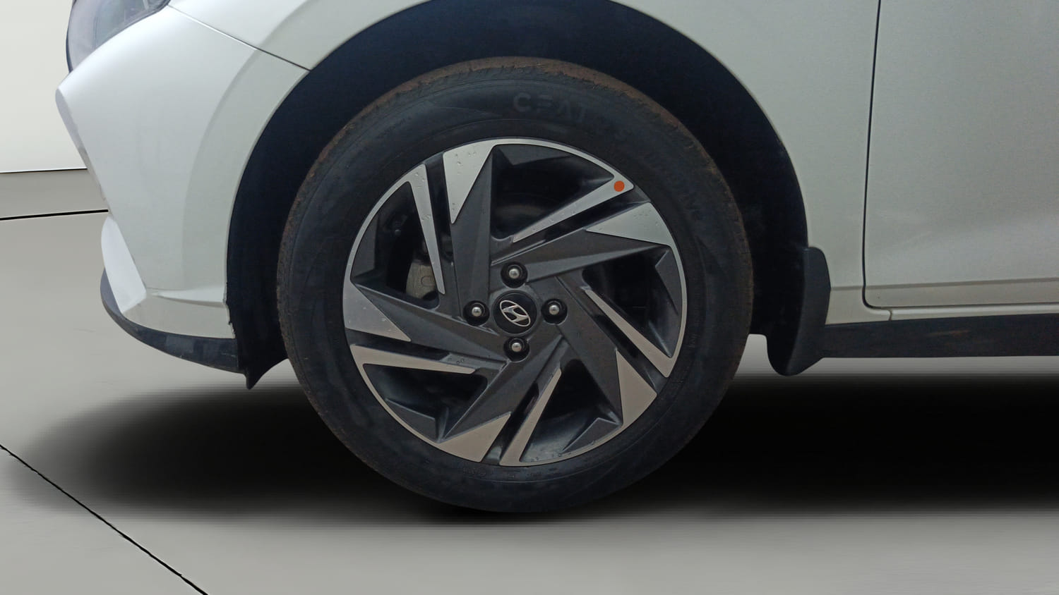 Used 2021 Hyundai i20 Asta 1.0 Turbo DCT Petrol Automatic tyres LEFT FRONT TYRE RIM VIEW