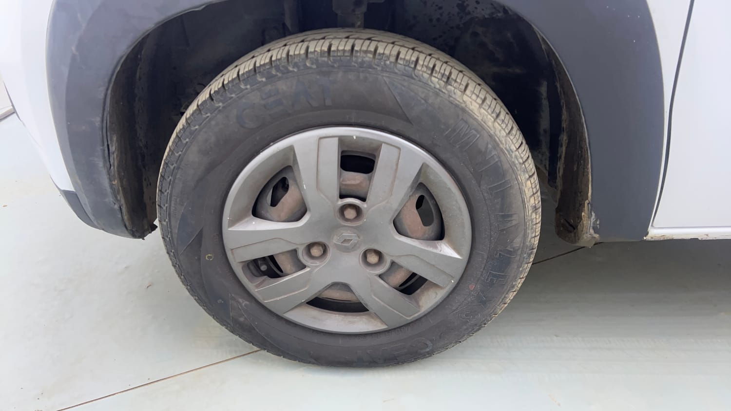 Used 2018 Renault Kwid 1.0 RXT AMT Opt Petrol Automatic tyres LEFT FRONT TYRE RIM VIEW