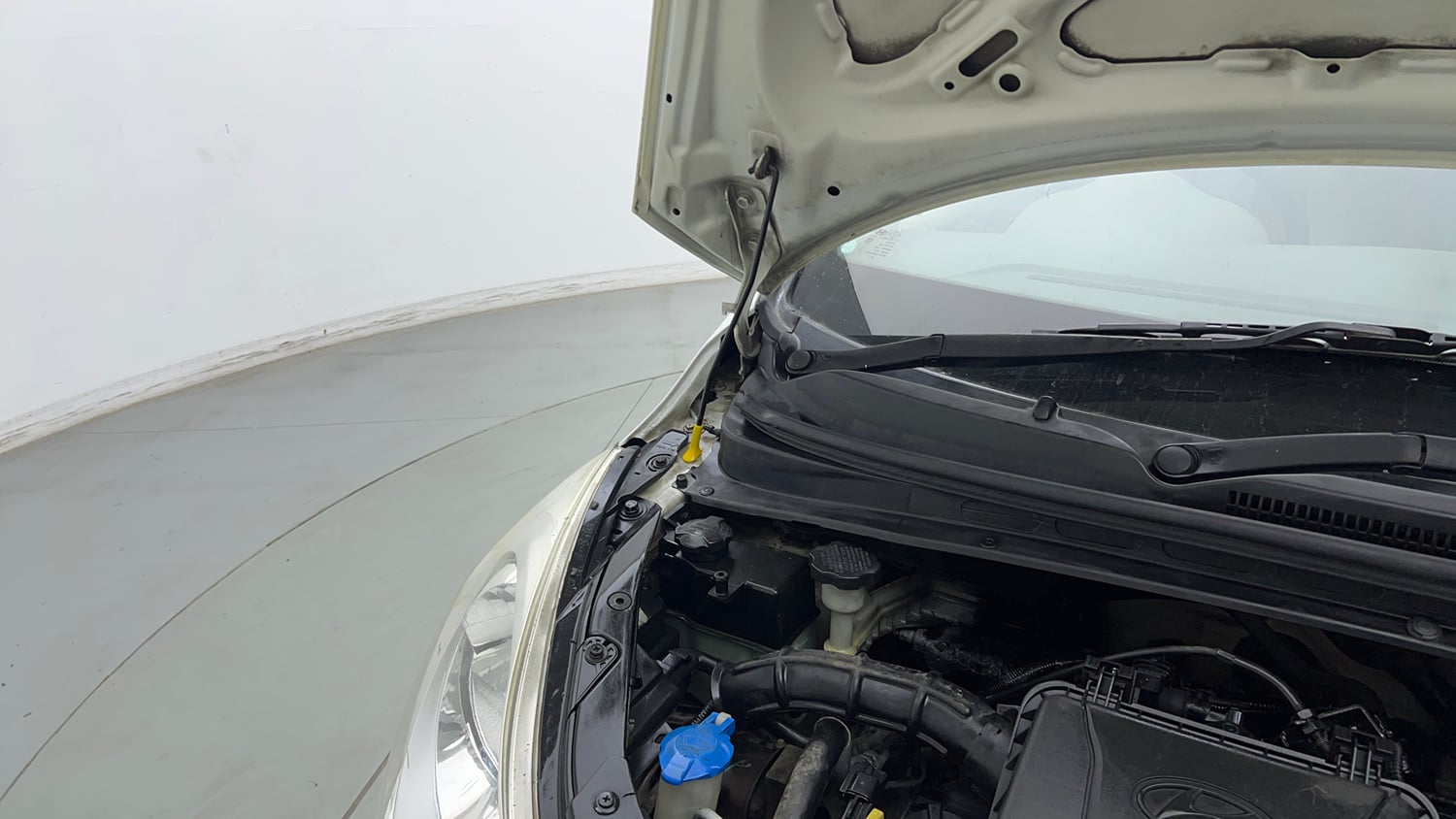 Used 2013 Hyundai i10 Magna 1.1 iRDE2 Petrol Manual engine ENGINE RIGHT SIDE HINGE & APRON VIEW