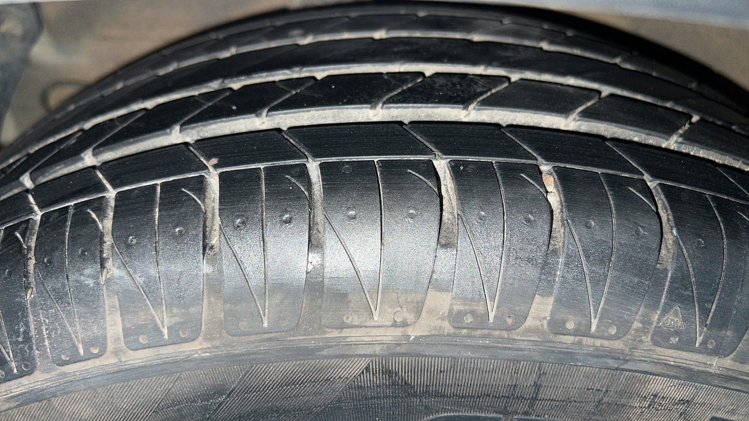 Used 2021 Kia Sonet HTX 1.5 Diesel Manual tyres RIGHT REAR TYRE TREAD VIEW