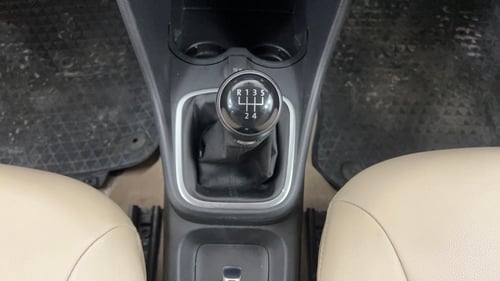Used 2017 Volkswagen Ameo Highline1.2L (P) Petrol Manual interior GEAR  KNOB VIEW