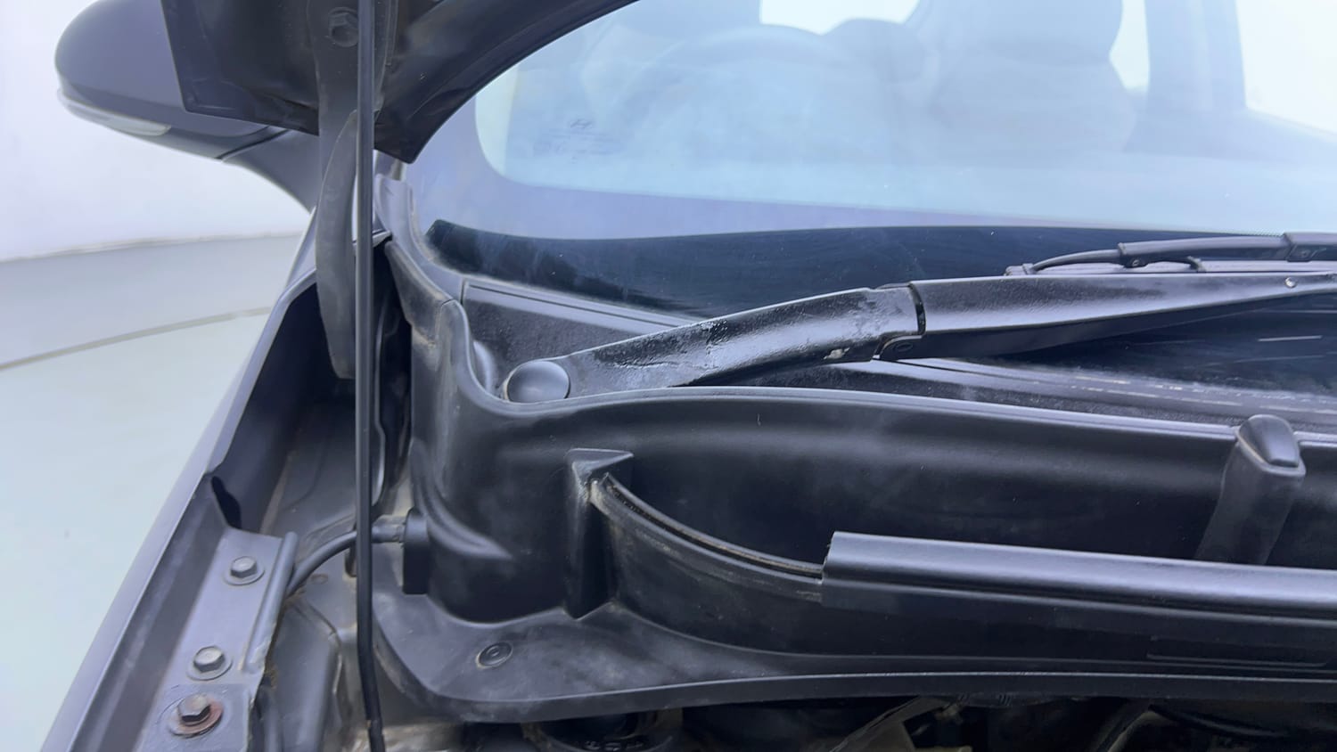 Used 2019 Hyundai Santro Sportz CNG Cng Manual engine ENGINE RIGHT SIDE HINGE & APRON VIEW