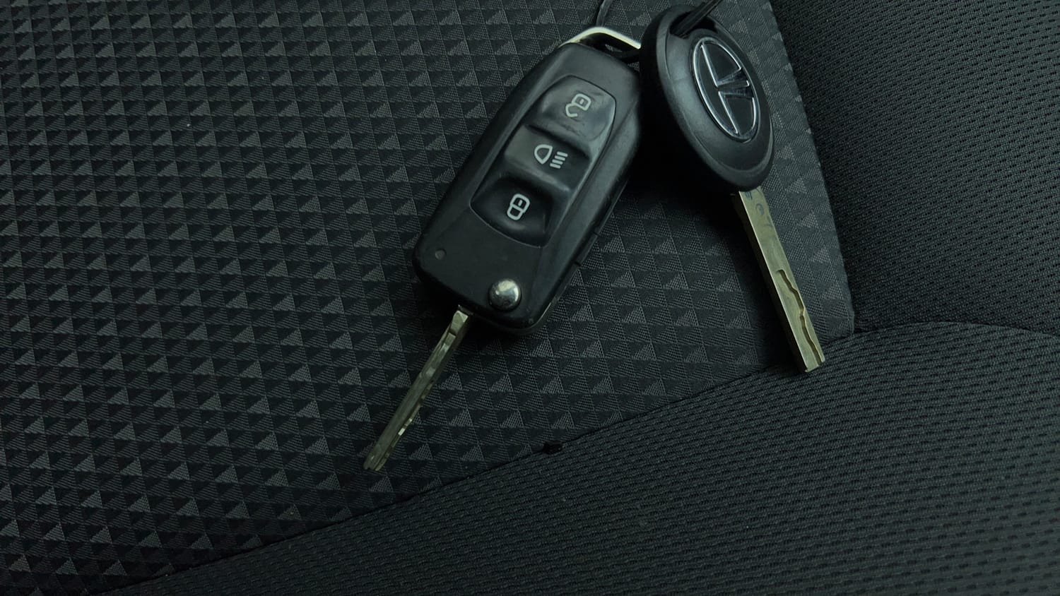 Used 2019 Tata Tiago Revotron XZ w/o Alloy Petrol Manual extra CAR KEY VIEW