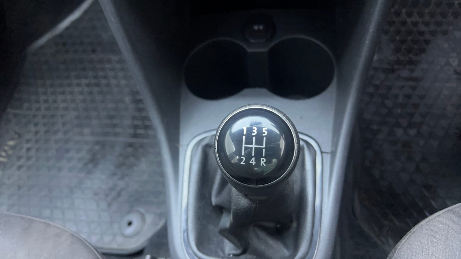 Used 2019 Volkswagen Ameo Comfortline 1.0L (P) Petrol Manual interior GEAR  KNOB VIEW