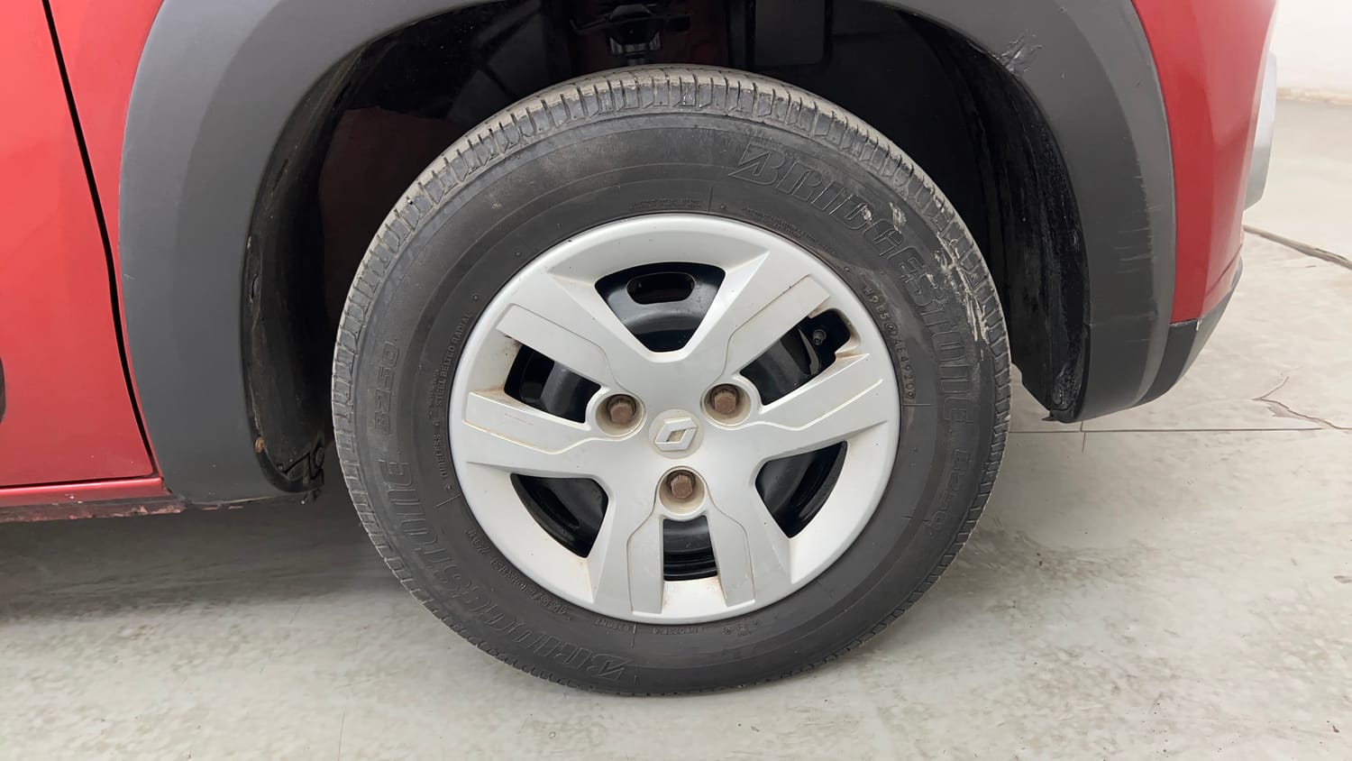 Used 2016 Renault Kwid RXT Petrol Manual tyres RIGHT FRONT TYRE RIM VIEW