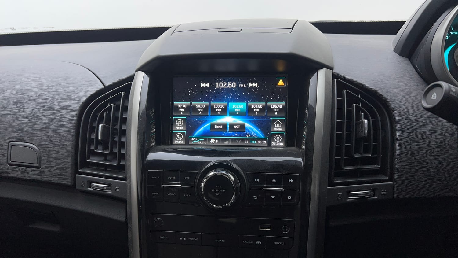 Used 2021 Mahindra XUV500 W7 Diesel Manual top_features Touch screen infotainment system