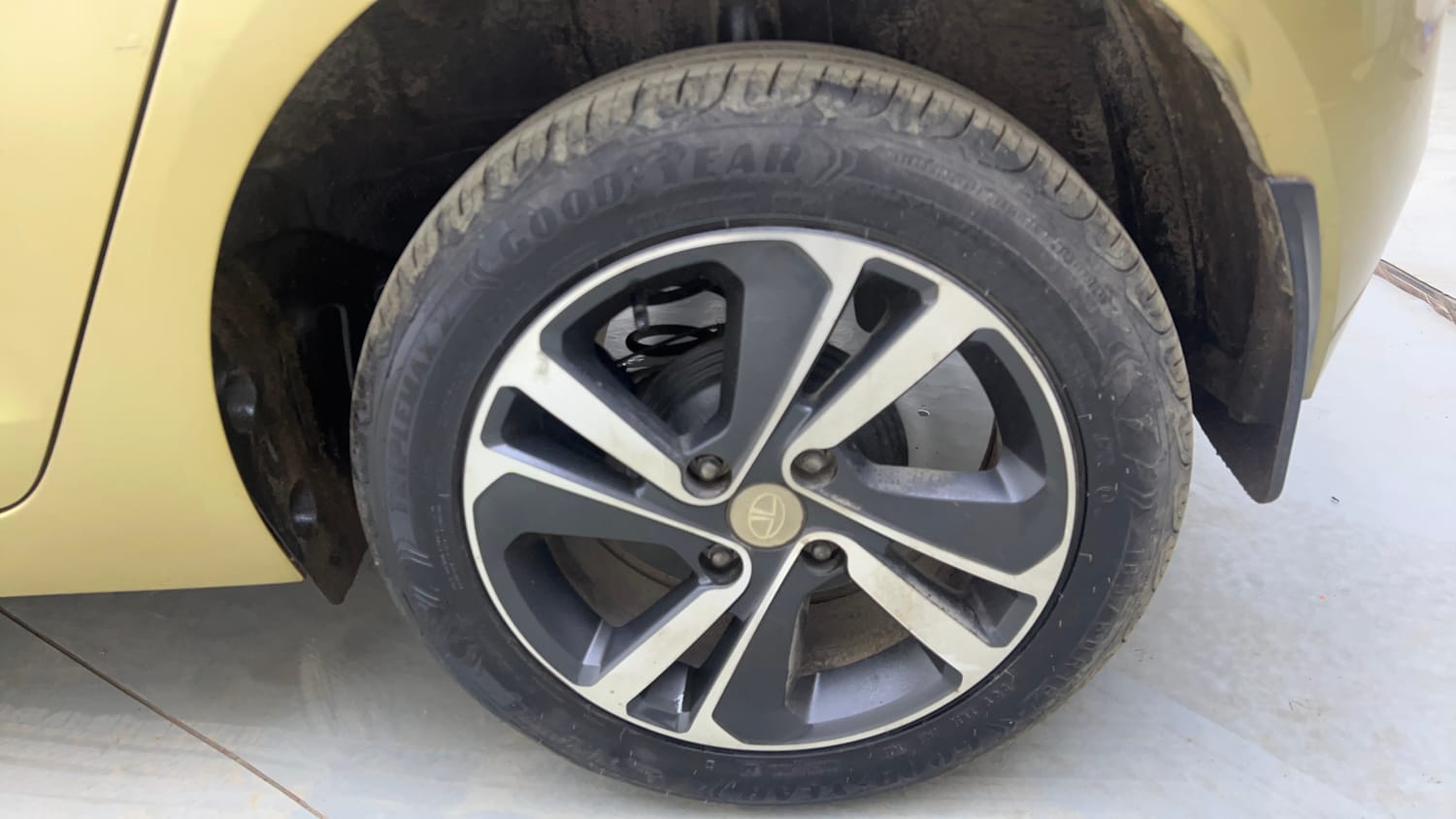 Used 2021 Tata Altroz XZ Plus Petrol Petrol Manual tyres LEFT REAR TYRE RIM VIEW