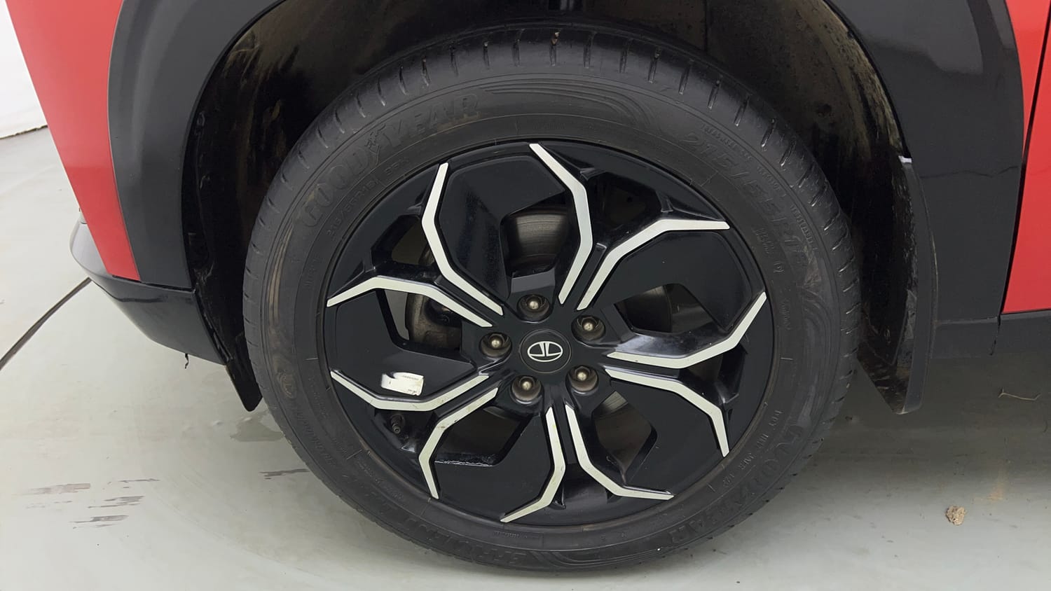 Used 2024 Tata Curvv Accomplished Plus A 1.5 Kryojet Diesel 6MT Diesel Manual tyres LEFT FRONT TYRE RIM VIEW