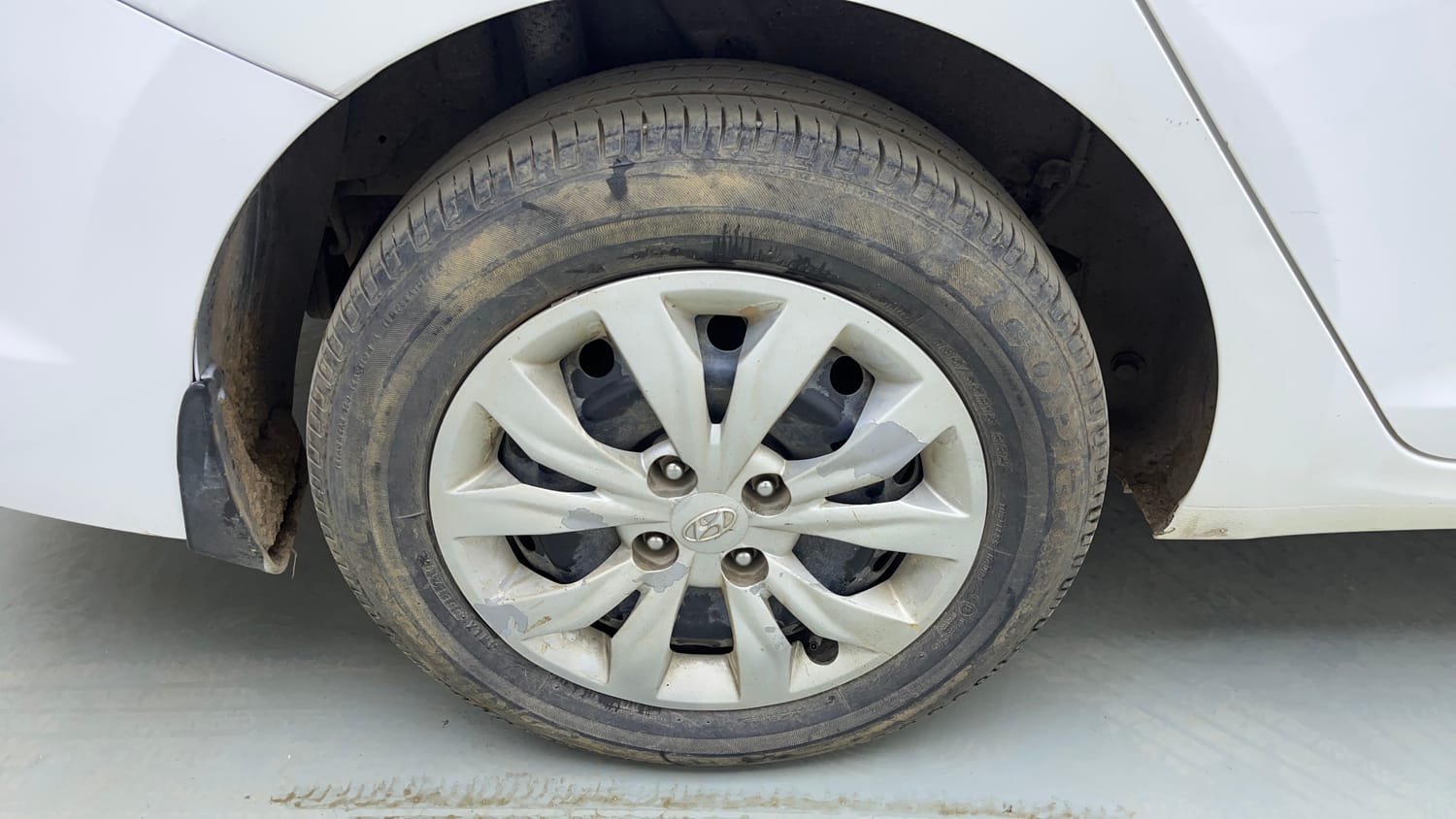 Used 2019 Hyundai Verna EX 1.4 VTVT Petrol Manual tyres RIGHT REAR TYRE RIM VIEW