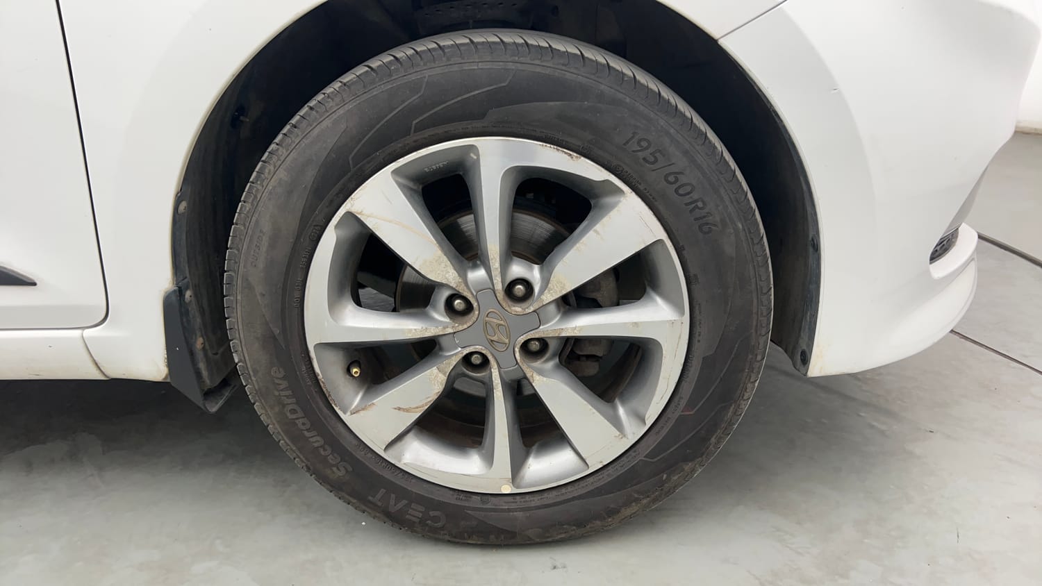 Used 2017 Hyundai Elite i20 Asta 1.2 Petrol Manual tyres RIGHT FRONT TYRE RIM VIEW