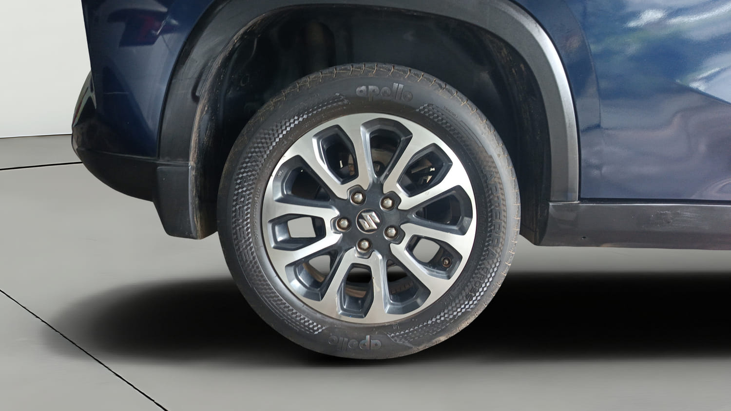 Used 2022 Maruti Suzuki Grand Vitara Alpha Smart Hybrid AT Petrol Automatic tyres RIGHT REAR TYRE RIM VIEW