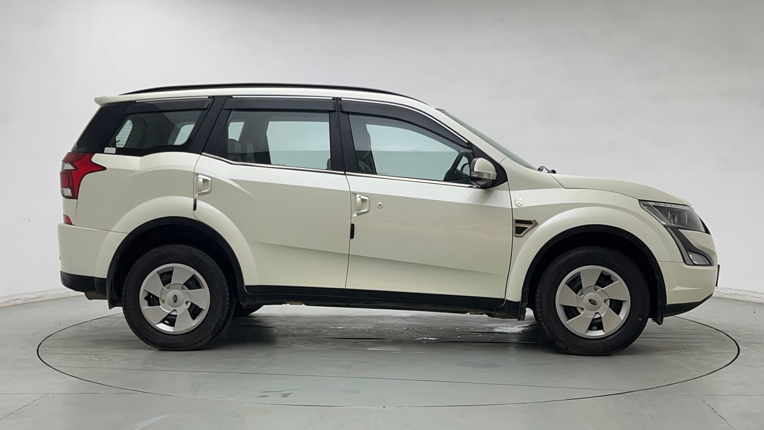 Used 2021 Mahindra XUV500 W7 Diesel Manual exterior RIGHT SIDE VIEW