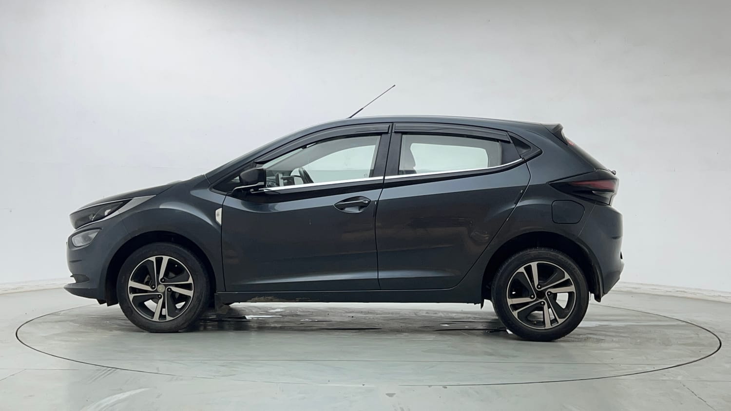 Used 2020 Tata Altroz XZ Petrol Petrol Manual exterior LEFT SIDE VIEW