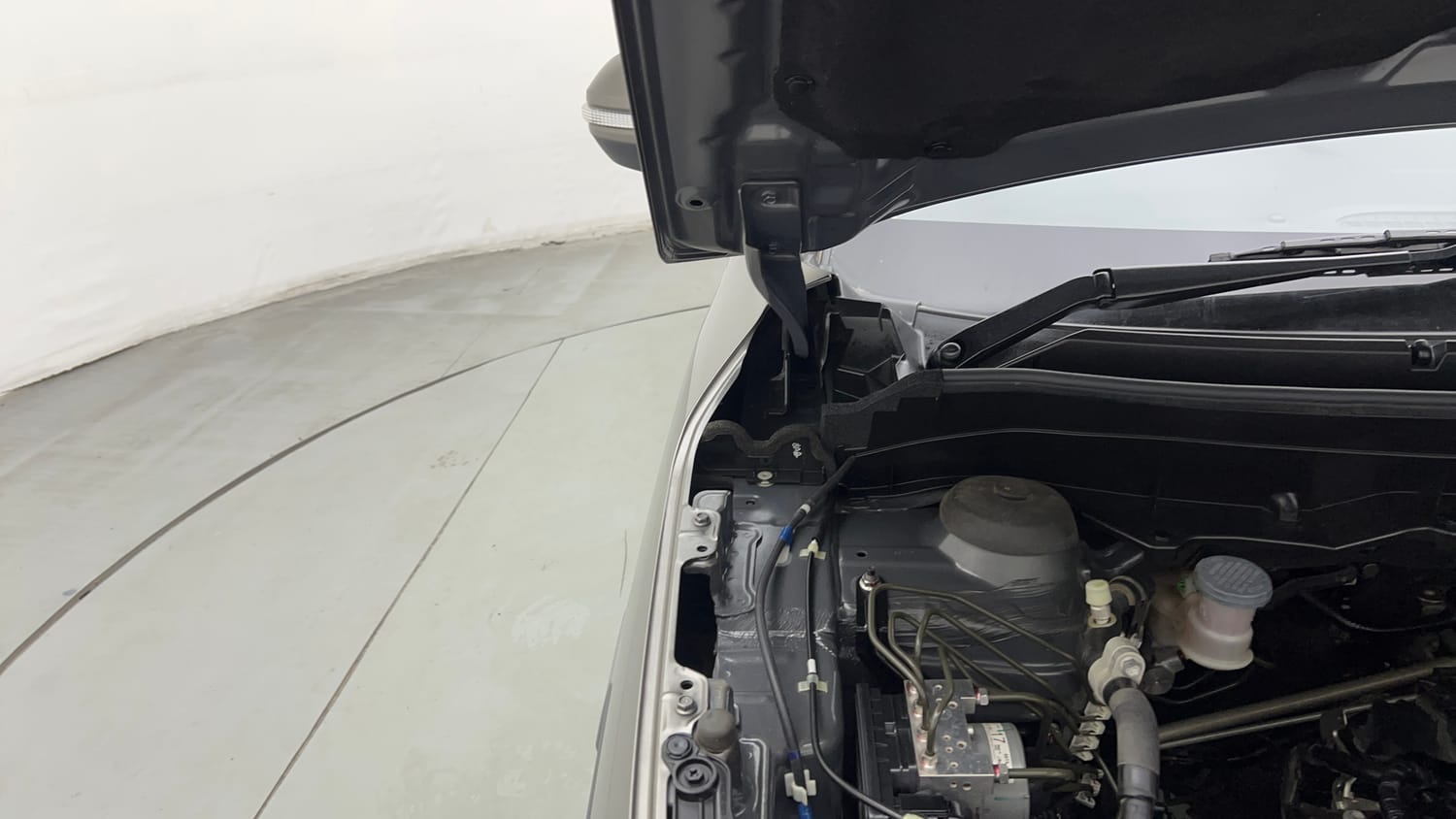 Used 2023 Maruti Suzuki Brezza VXi Petrol Manual engine ENGINE RIGHT SIDE HINGE & APRON VIEW