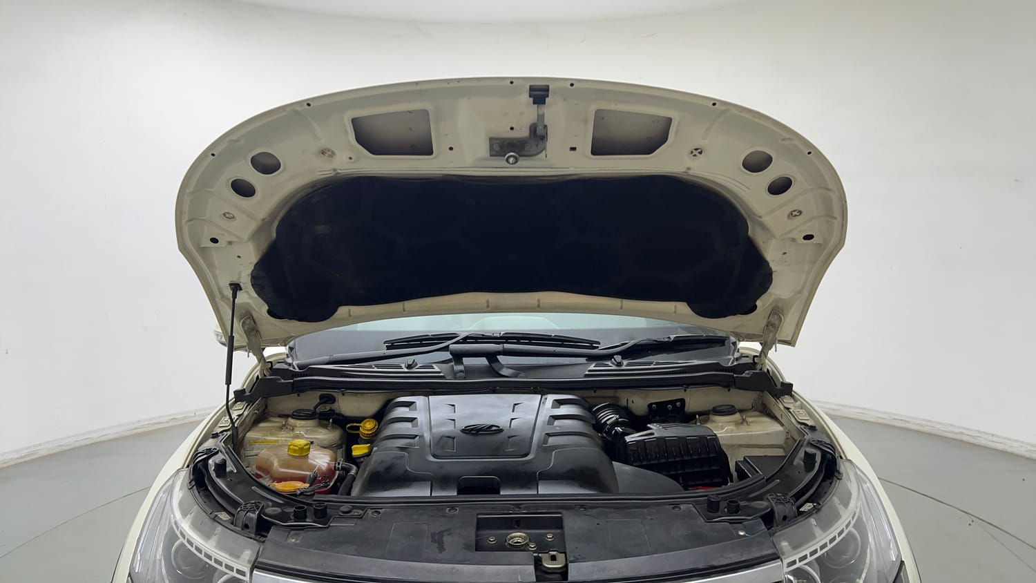 Used 2021 Mahindra XUV500 W7 Diesel Manual engine ENGINE & BONNET OPEN FRONT VIEW