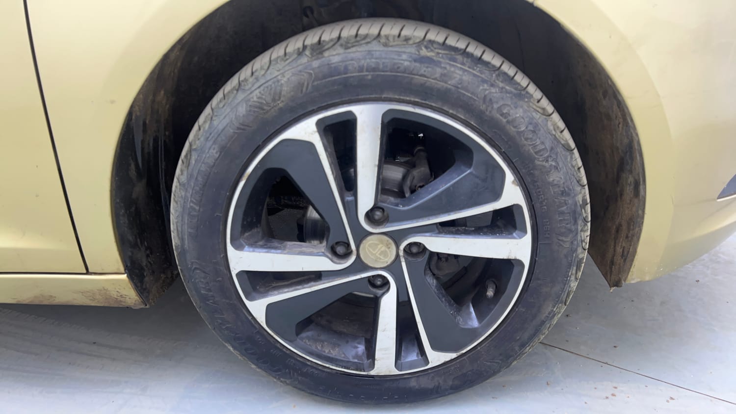 Used 2021 Tata Altroz XZ Plus Petrol Petrol Manual tyres RIGHT FRONT TYRE RIM VIEW