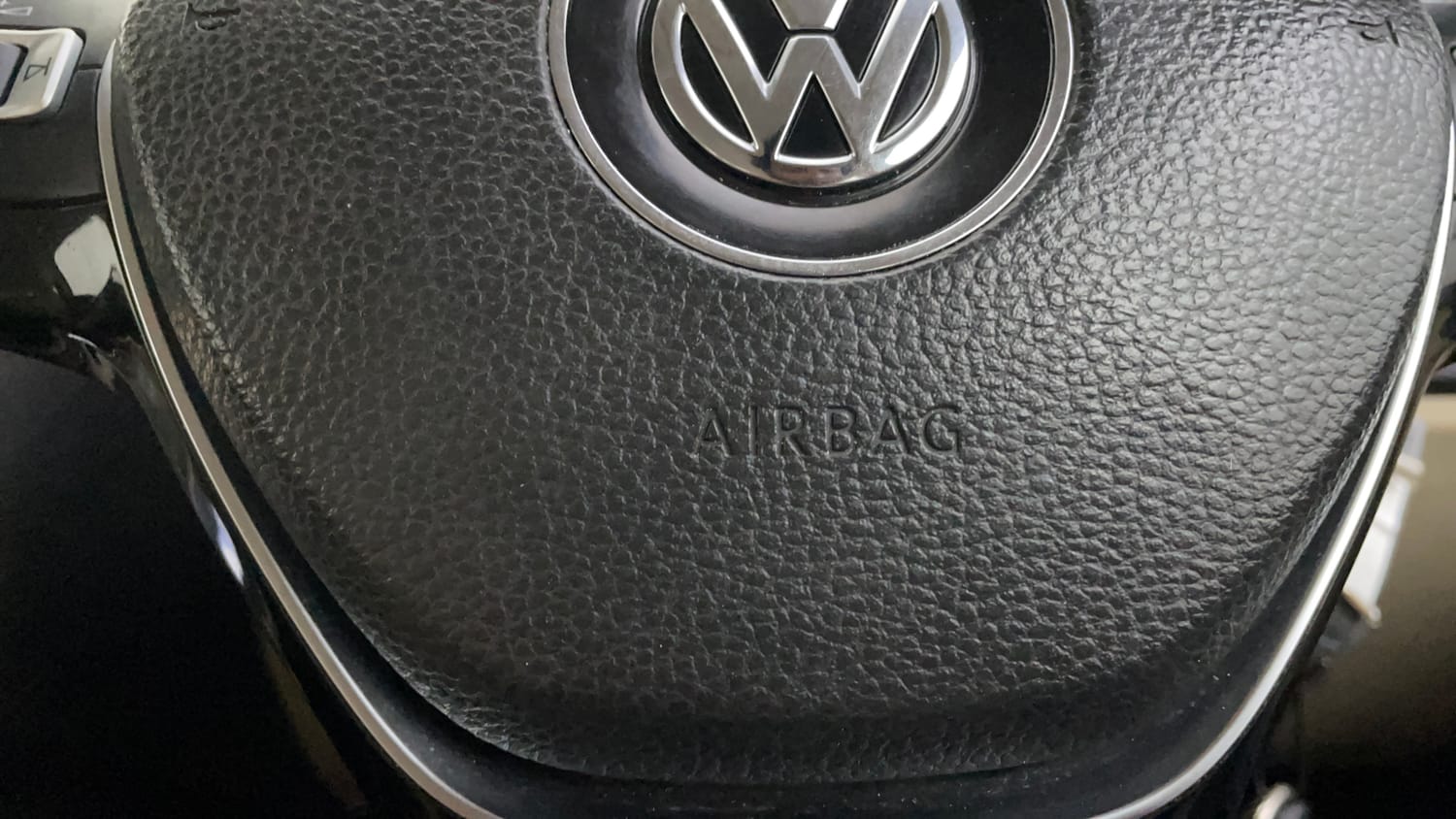 Used 2016 Volkswagen Ameo Highline1.2L (P) Petrol Manual top_features Airbags