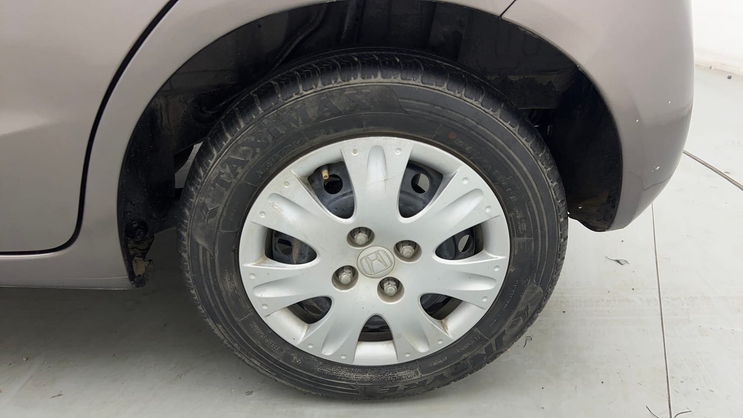 Used 2015 Honda Brio S MT Petrol Manual tyres LEFT REAR TYRE RIM VIEW