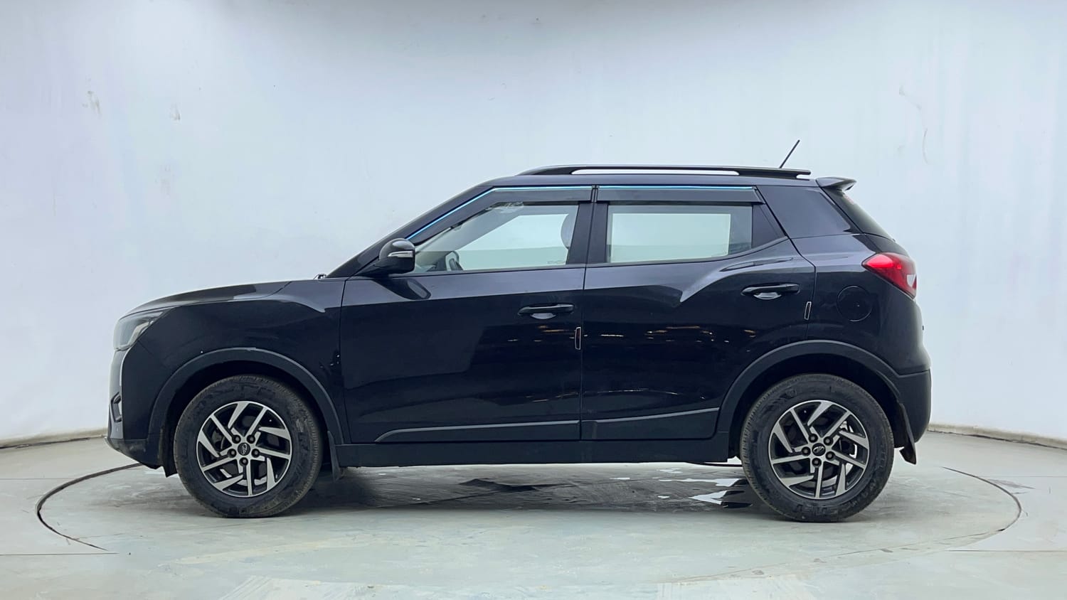 Used 2022 Mahindra XUV 300 W8 (O) 1.2 Petrol Petrol Manual exterior LEFT SIDE VIEW