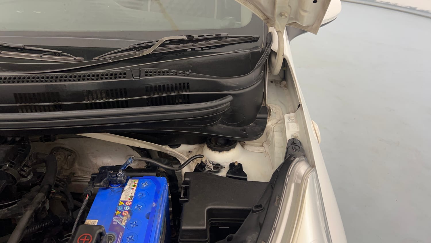 Used 2019 Hyundai Grand i10 Magna 1.2 Kappa VTVT Petrol Manual engine ENGINE LEFT SIDE HINGE & APRON VIEW