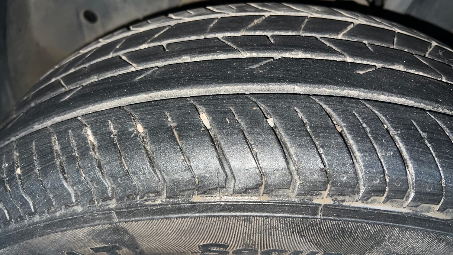 Used 2021 Renault Kiger RXT AMT Petrol Automatic tyres LEFT FRONT TYRE TREAD VIEW