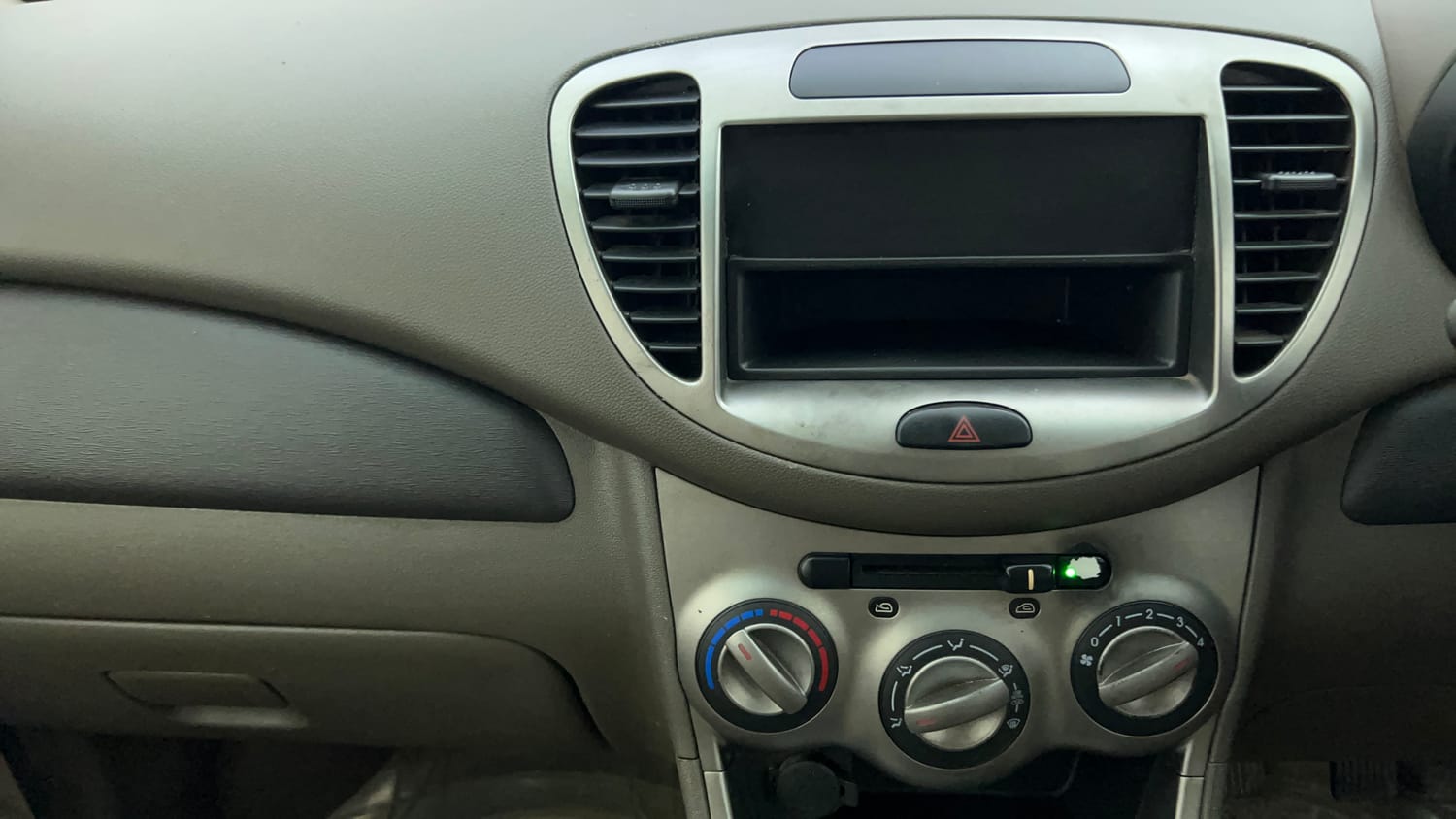 Used 2012 Hyundai i10 Era 1.1 iRDE2 Petrol Manual interior MUSIC SYSTEM & AC CONTROL VIEW