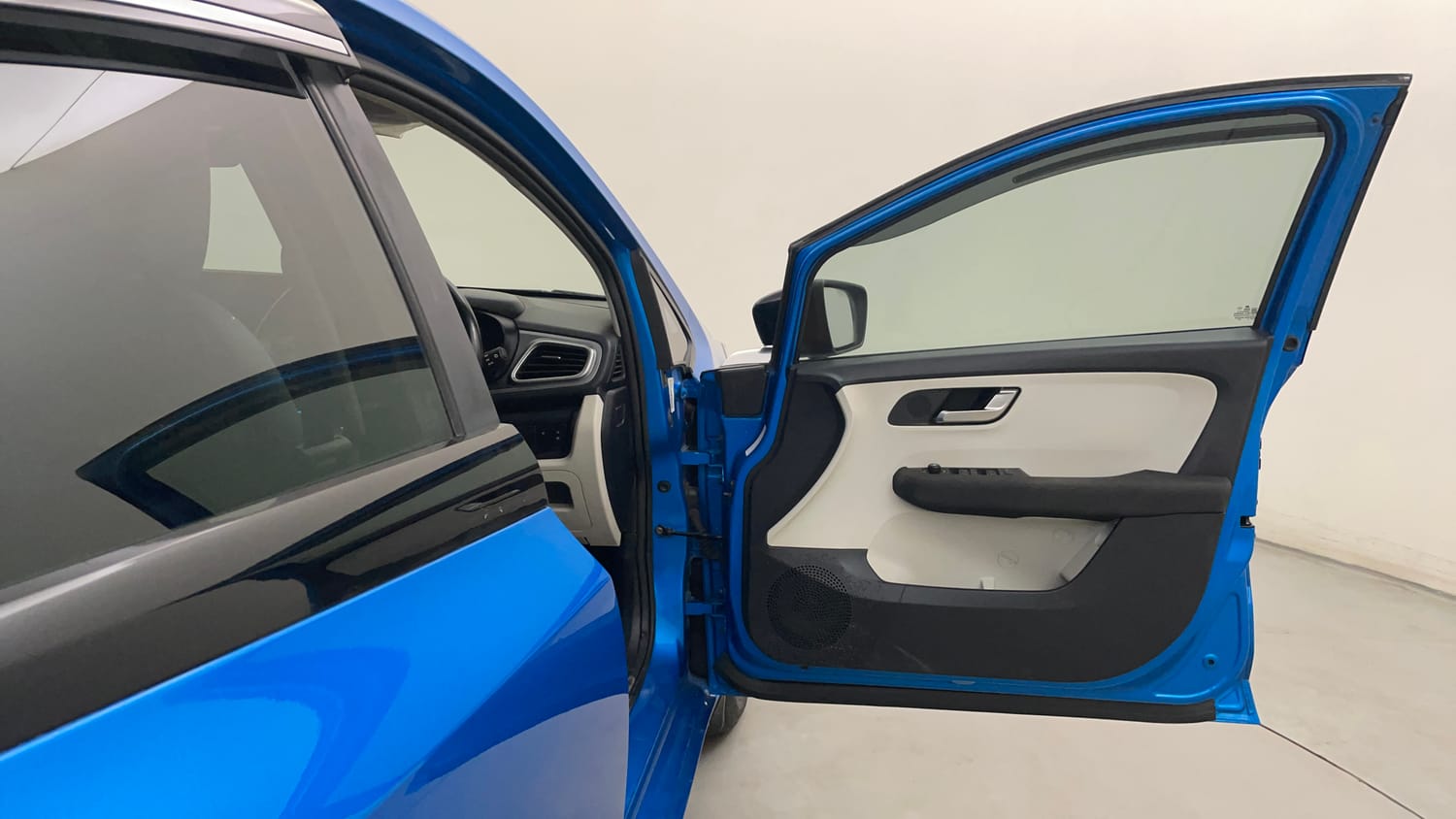 Used 2022 Tata Altroz XZ Plus Petrol Petrol Manual interior RIGHT FRONT DOOR OPEN VIEW