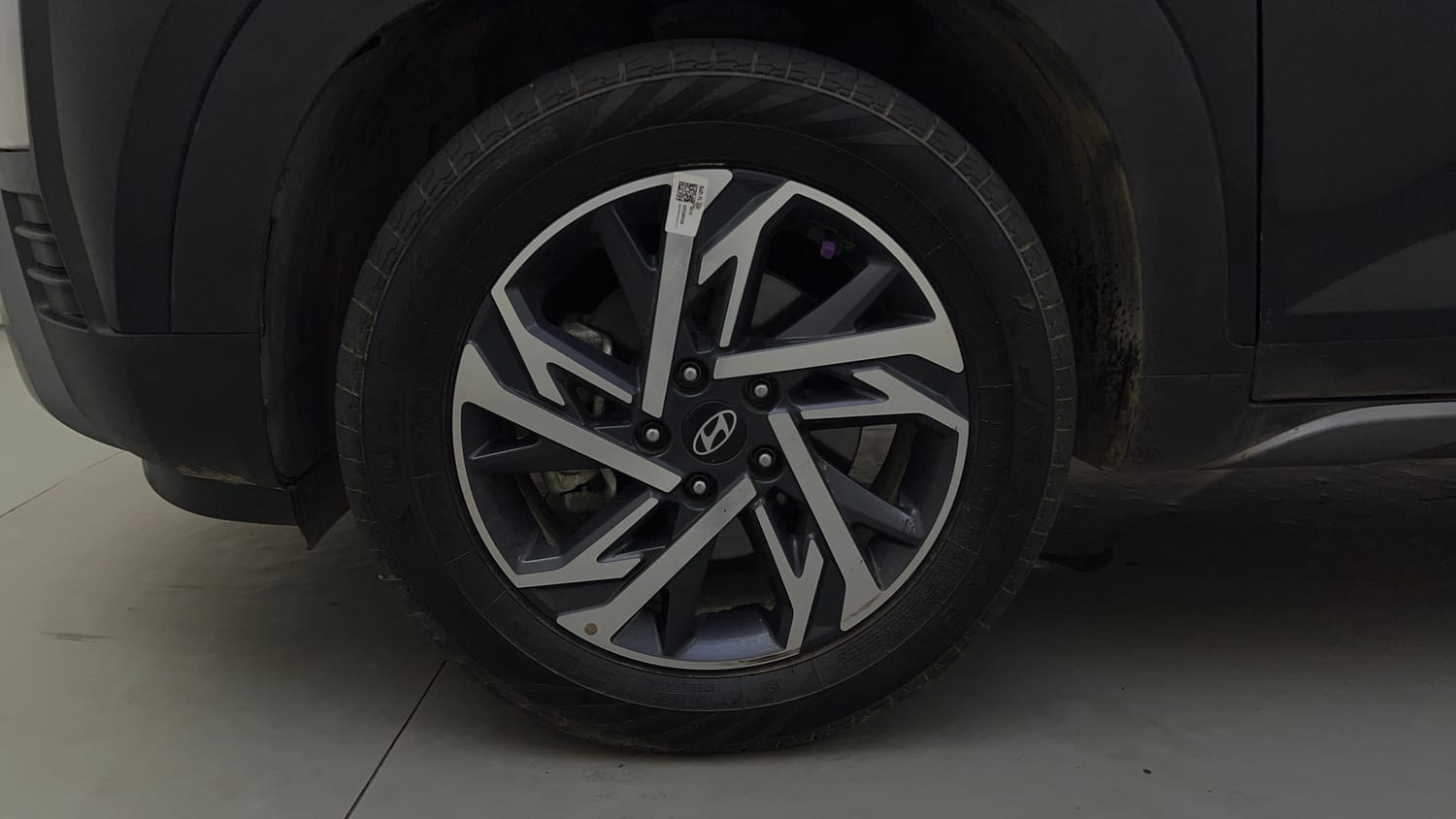 Used 2024 Hyundai Creta 1.5 Turbo Petrol DCT SX(O) Petrol Automatic tyres LEFT FRONT TYRE RIM VIEW