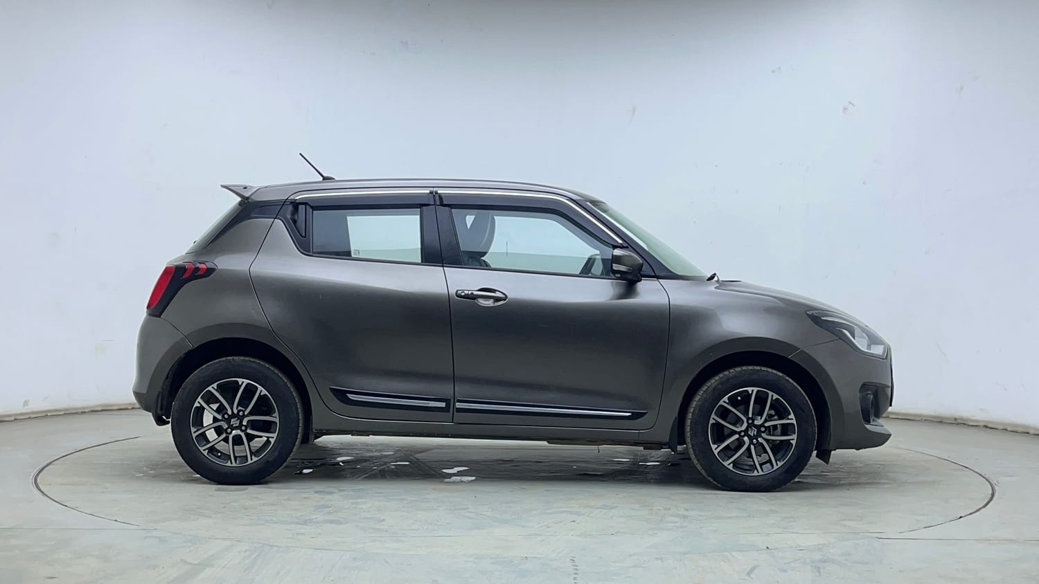 Used 2023 Maruti Suzuki Swift ZXi Plus AMT Petrol Automatic exterior RIGHT SIDE VIEW