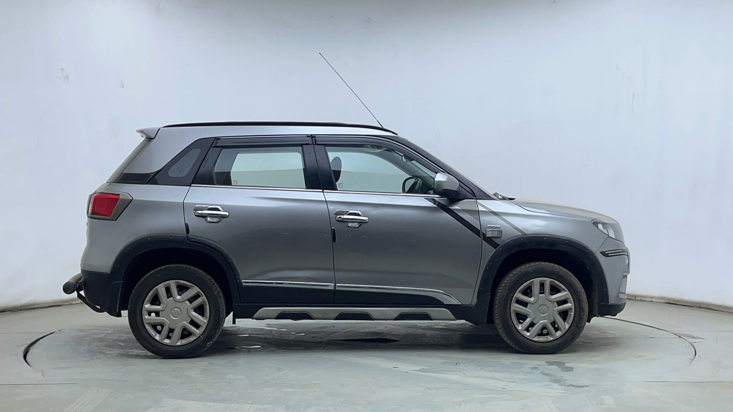 Used 2017 Maruti Suzuki Vitara Brezza VDi (O) Diesel Manual exterior RIGHT SIDE VIEW