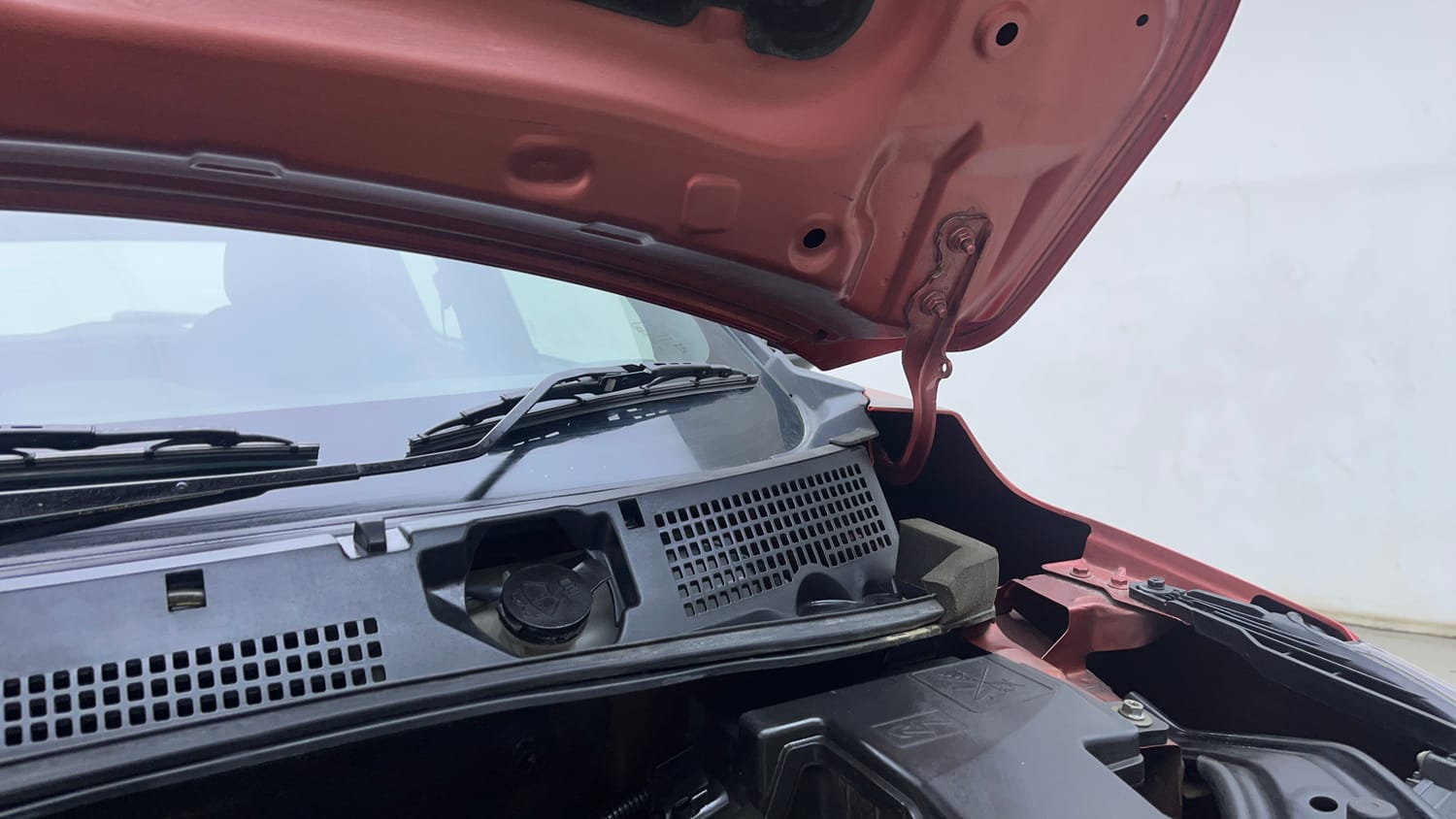 Used 2023 Nissan Magnite XV Premium Turbo Petrol Manual engine ENGINE LEFT SIDE HINGE & APRON VIEW