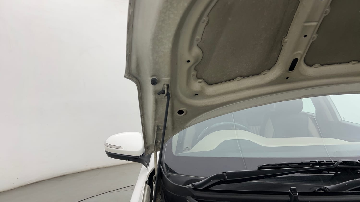 Used 2017 Hyundai Elite i20 Asta 1.2 Petrol Manual engine ENGINE RIGHT SIDE HINGE & APRON VIEW