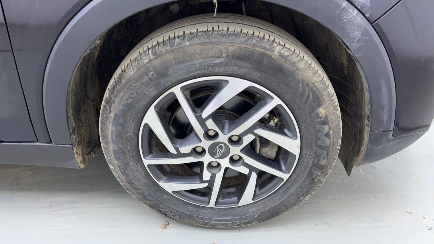 Used 2022 Mahindra XUV 300 W8 (O) 1.2 Petrol Petrol Manual tyres RIGHT FRONT TYRE RIM VIEW