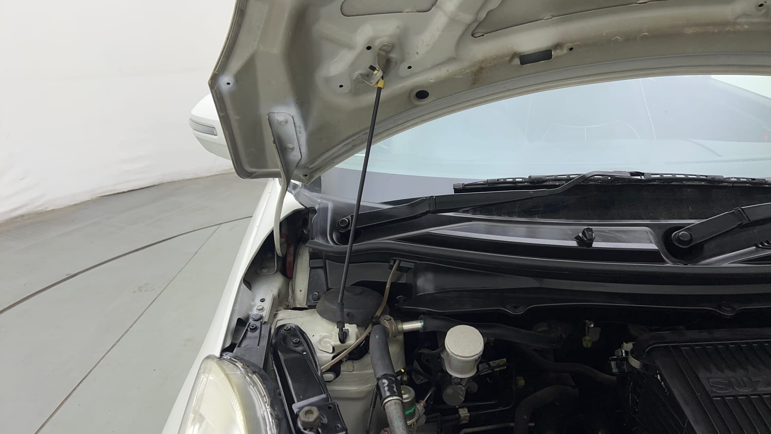 Used 2015 Maruti Suzuki Swift Lxi (O) Petrol Manual engine ENGINE RIGHT SIDE HINGE & APRON VIEW