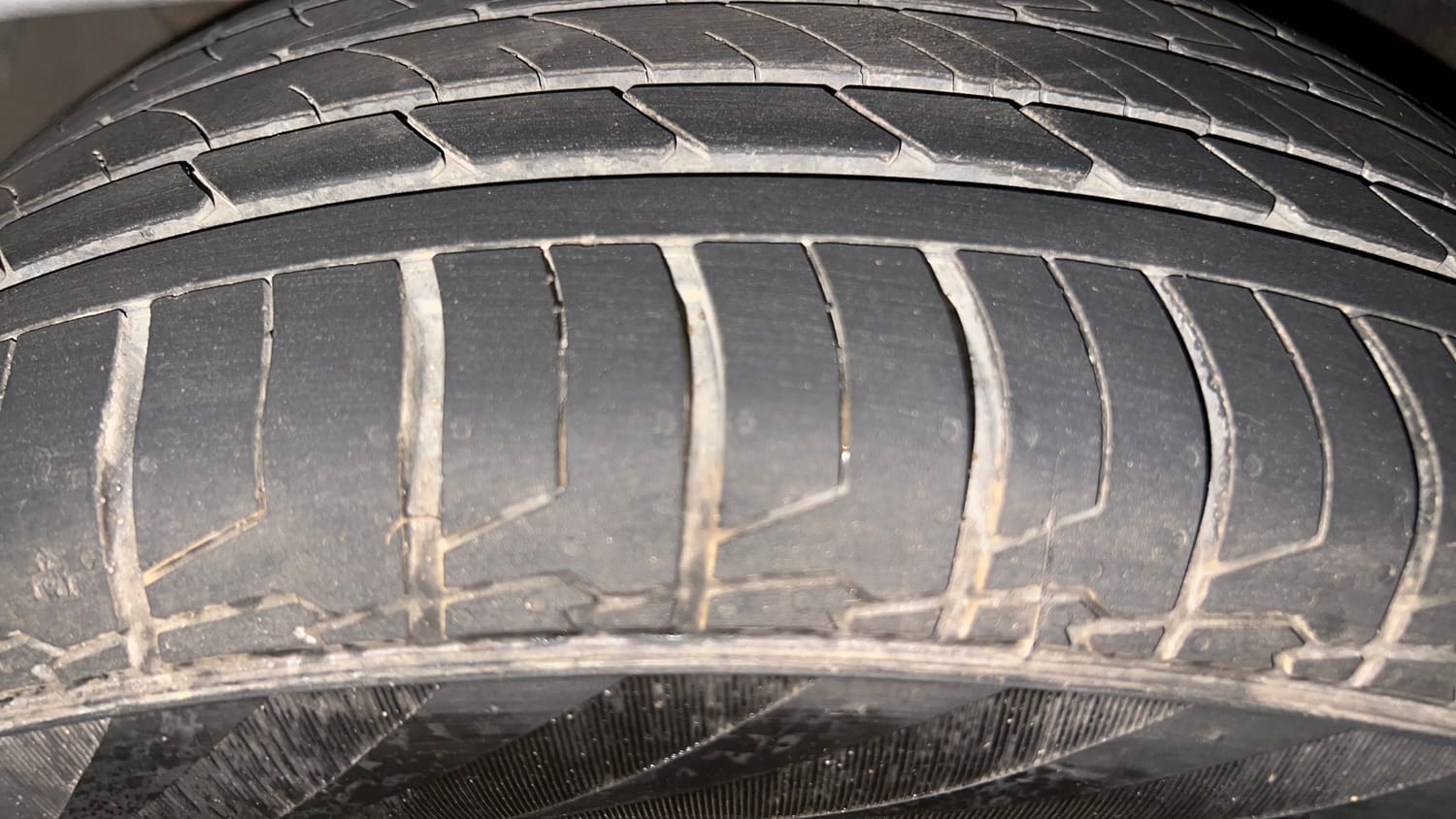 Used 2024 Hyundai Creta 1.5 Turbo Petrol DCT SX(O) Petrol Automatic tyres LEFT FRONT TYRE TREAD VIEW