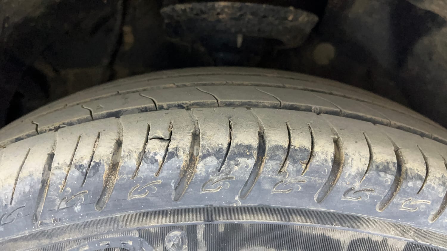 Used 2022 Mahindra XUV 300 W8 (O) 1.2 Petrol Petrol Manual tyres LEFT FRONT TYRE TREAD VIEW