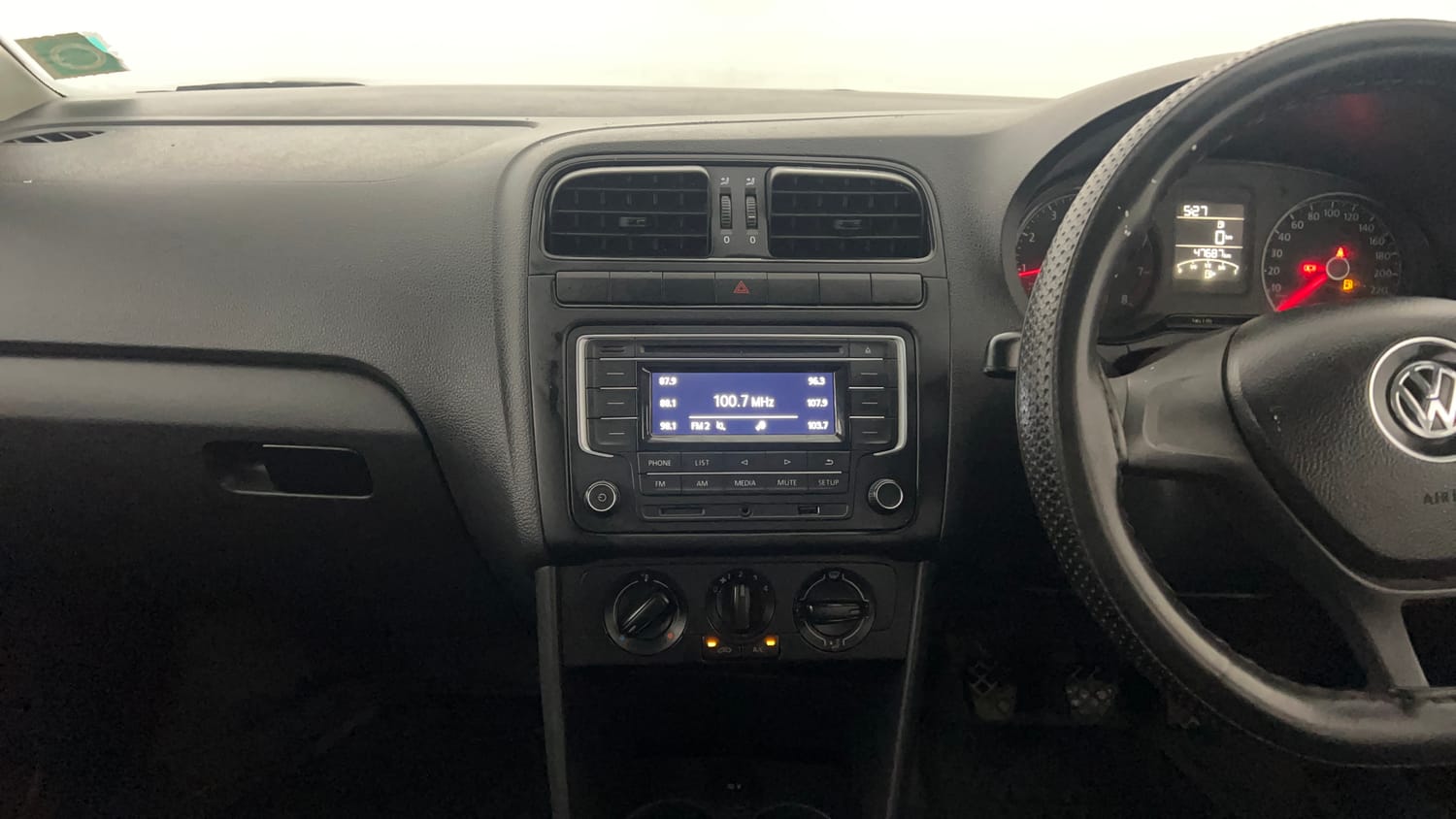 Used 2019 Volkswagen Ameo Comfortline 1.0L (P) Petrol Manual interior MUSIC SYSTEM & AC CONTROL VIEW