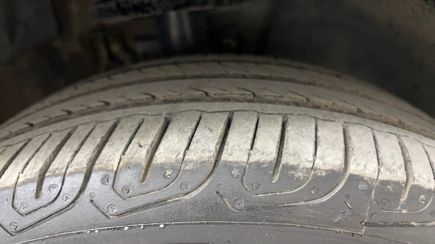 Used 2015 Volkswagen Polo Comfortline 1.2L (P) Petrol Manual tyres RIGHT FRONT TYRE TREAD VIEW