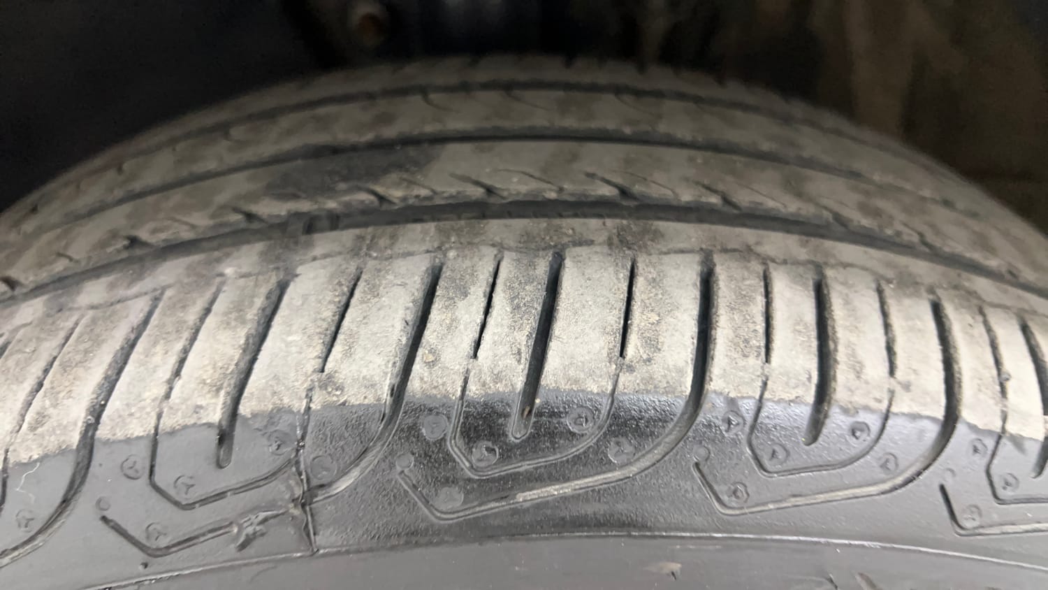 Used 2015 Volkswagen Polo Comfortline 1.2L (P) Petrol Manual tyres LEFT FRONT TYRE TREAD VIEW