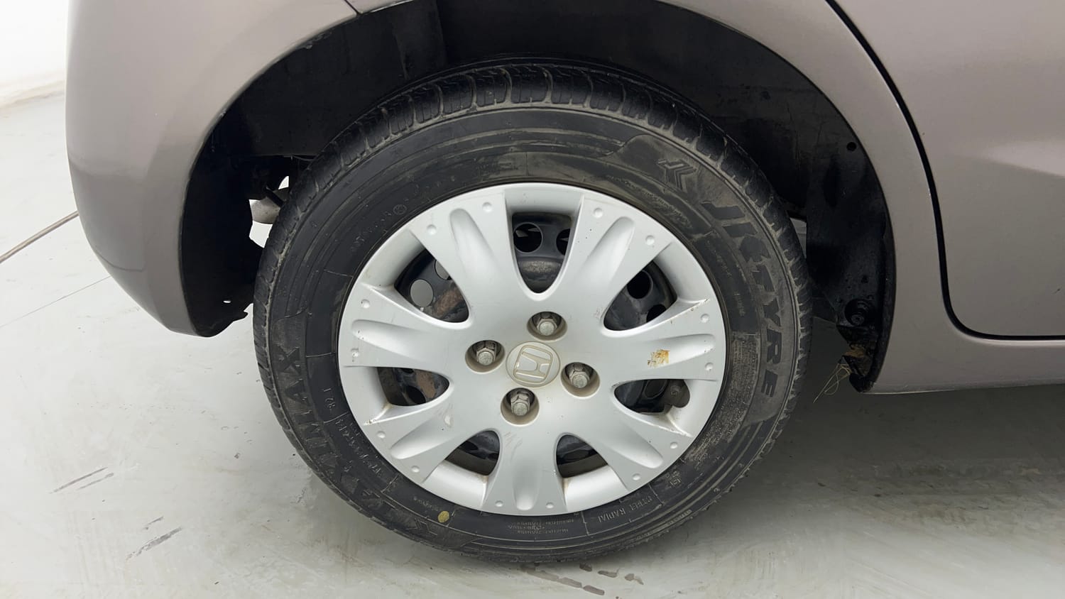 Used 2015 Honda Brio S MT Petrol Manual tyres RIGHT REAR TYRE RIM VIEW