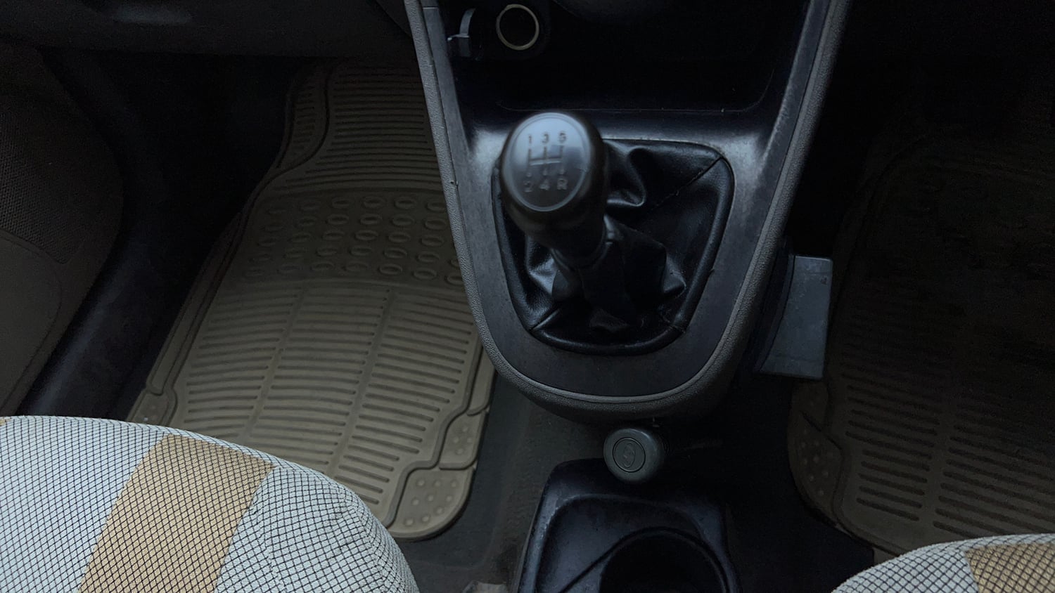 Used 2013 Hyundai i10 Magna 1.1 iRDE2 Petrol Manual interior GEAR  KNOB VIEW
