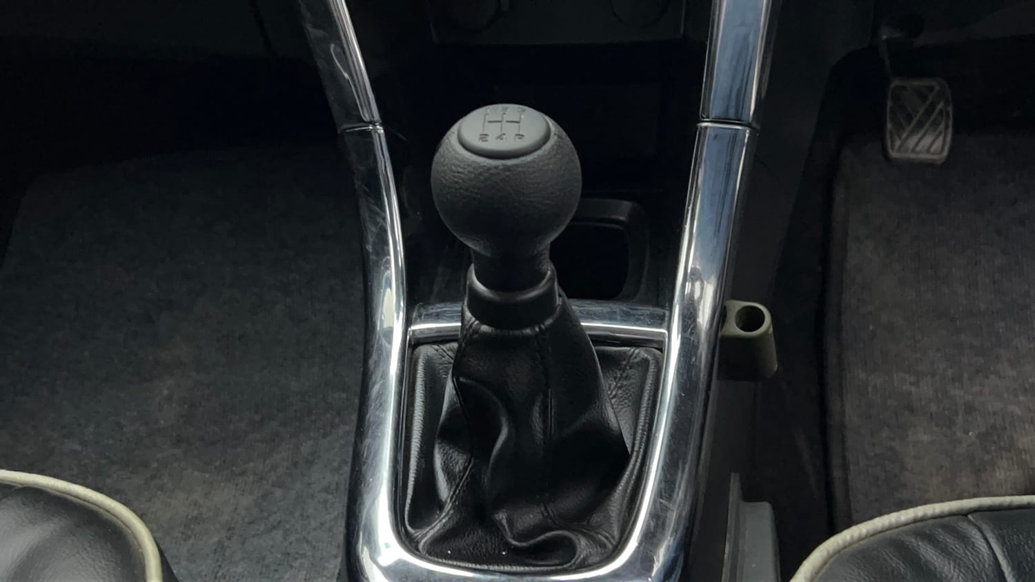 Used 2015 Maruti Suzuki Swift Lxi (O) Petrol Manual interior GEAR  KNOB VIEW