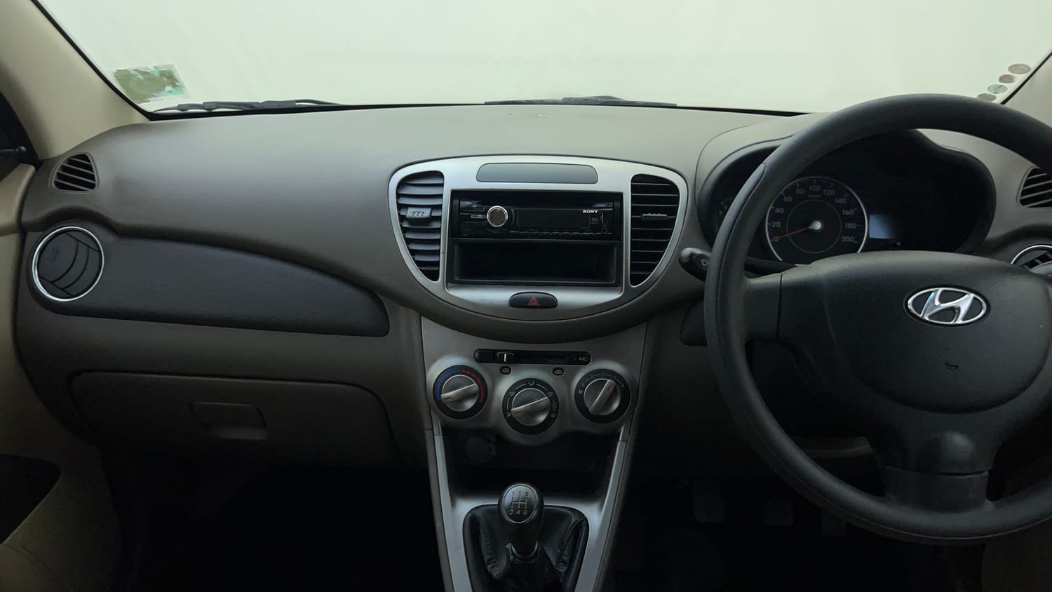 Used 2012 Hyundai i10 Magna 1.1 iRDE2 Petrol Manual interior MUSIC SYSTEM & AC CONTROL VIEW