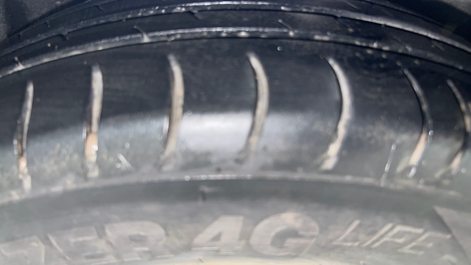 Used 2012 Hyundai i10 Magna 1.1 iRDE2 Petrol Manual tyres RIGHT FRONT TYRE TREAD VIEW