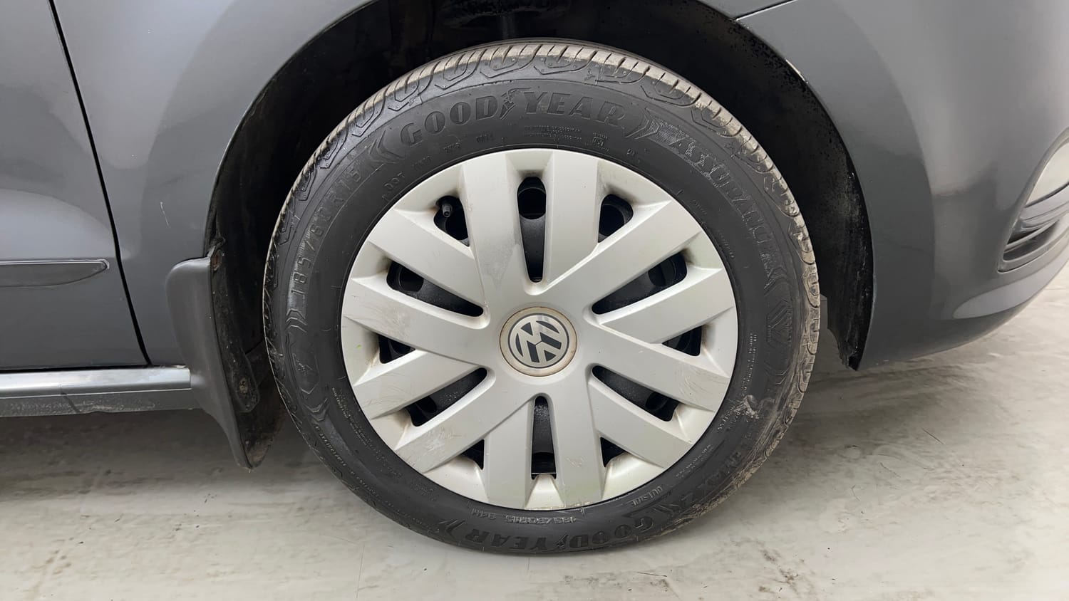 Used 2015 Volkswagen Polo Comfortline 1.2L (P) Petrol Manual tyres RIGHT FRONT TYRE RIM VIEW